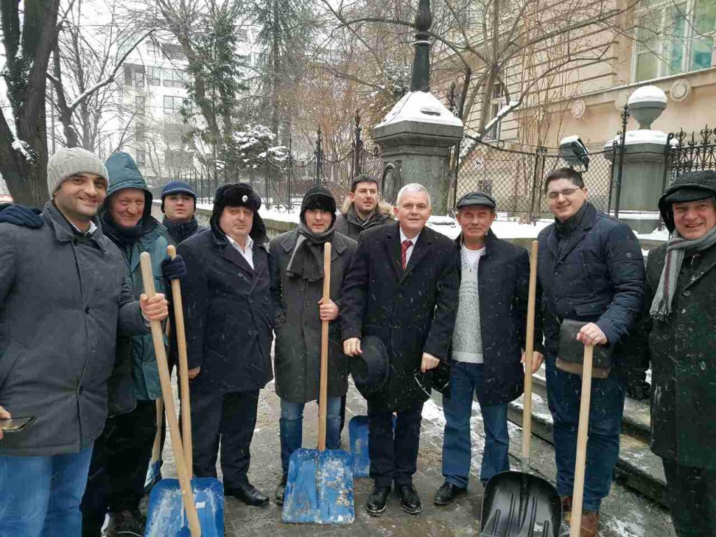 Nedeljković sa saradnicima čistio sneg kod Treće beogradske, posebna pažnja čišćenju snega kod škola