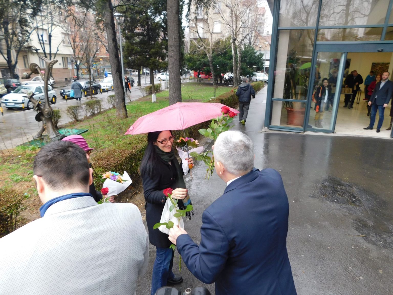 Nedeljković podelio cveće sugrađankama za 8. mart –  Da vam svaki dan bude praznik jer vi to zaslužujete 8 Mart