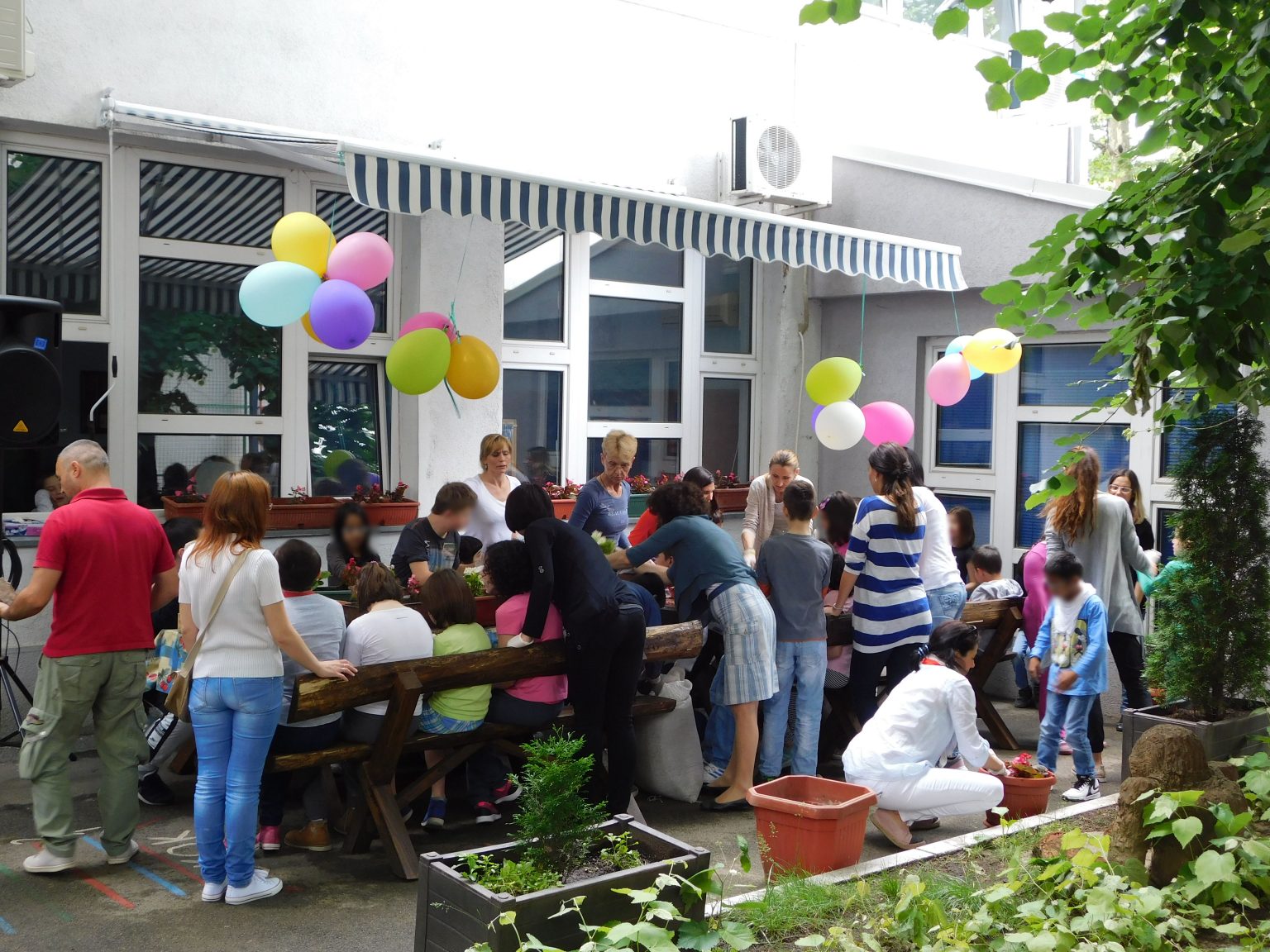 Ученици „ОШ НХ Душан Дугалић“ у оквиру манифестације „Недеља Европе на Врачару“ Sadnja cveca Dusan Dugalic