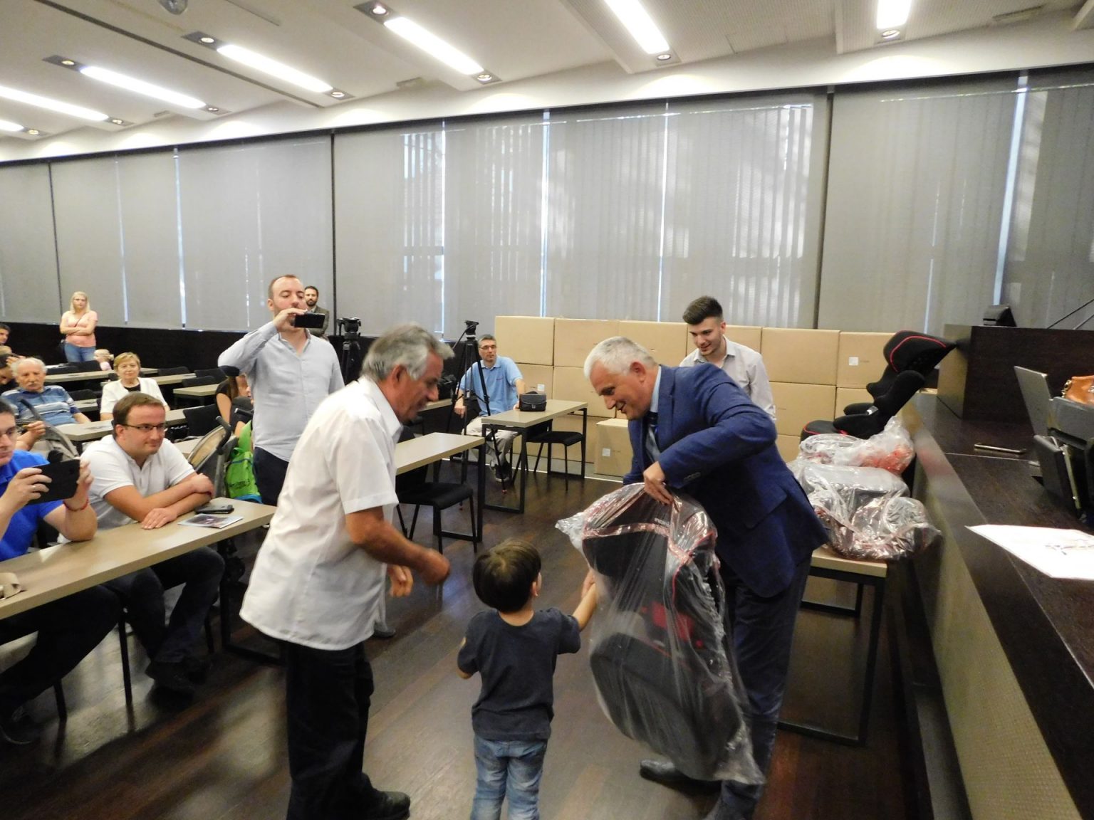 Председник општине уручио 70 ауто седишта за малишане на Врачару Podela auto sedista