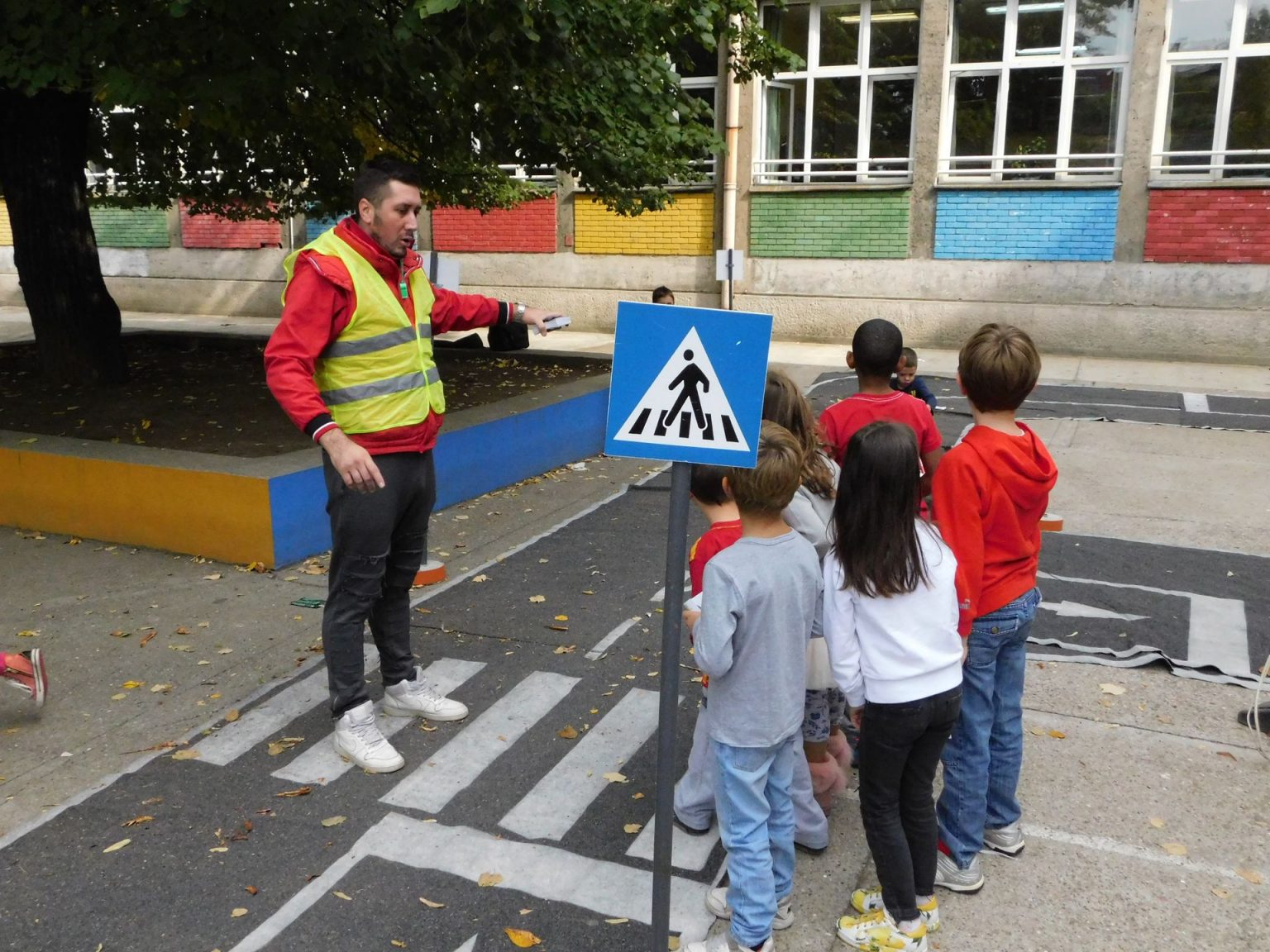BEZBEDNO PONAŠANJE   UČENIKA U  SAOBRAĆAJU bezbednost u saobracaju