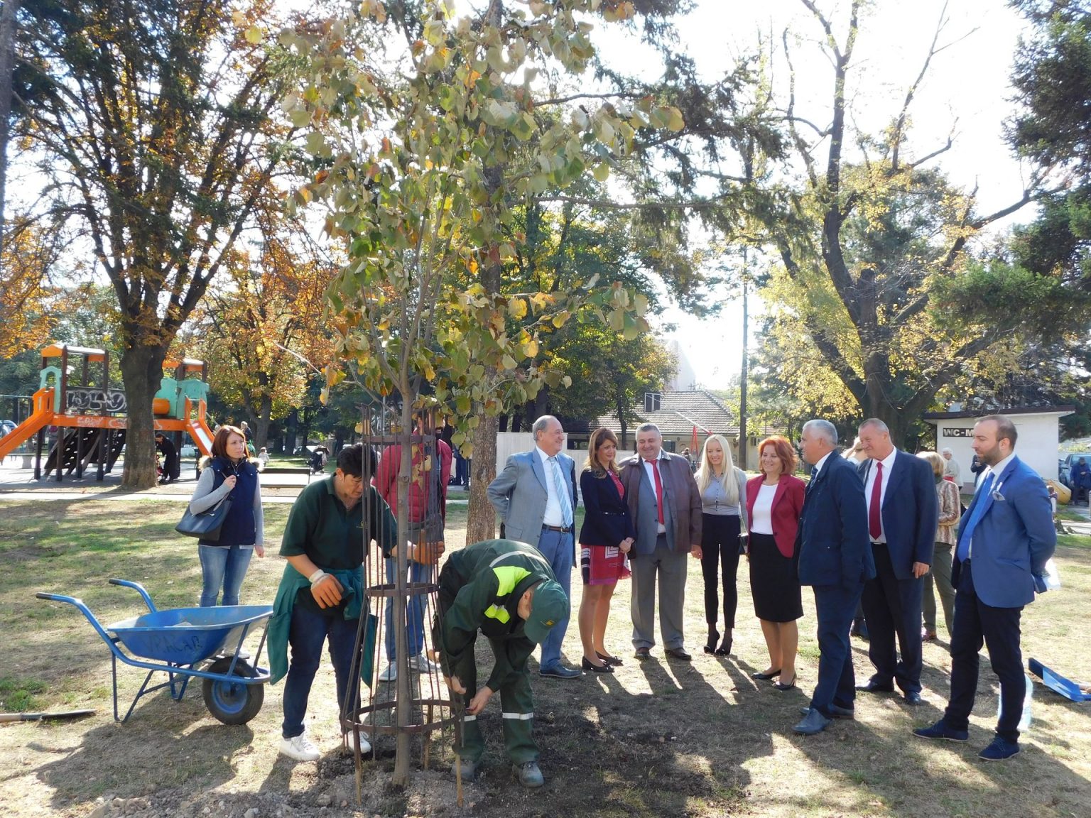 ПРЕДСЕДНИК ОПШТИНЕ ЗАСАДИО ДРВО ГЕНЕРАЦИЈЕ sadnja lipe