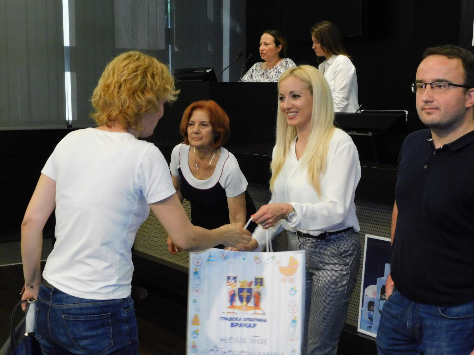 НАЈМЛАЂИ ВРАЧАРЦИ ДОБИЛИ ПОКЛОН ПАКЕТЕ Bebi paketići