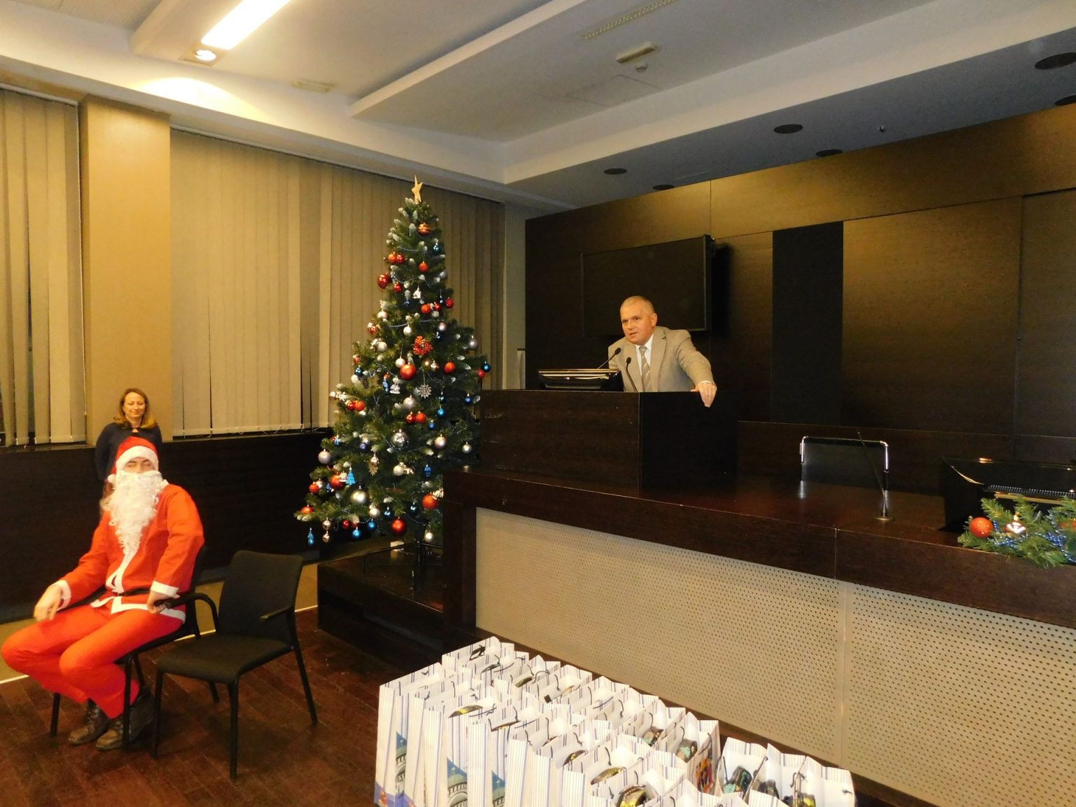 ФОНД ГРАДСКЕ ОПШТИНЕ ВРАЧАР ОБРАДОВАО ВРАЧАРСКУ ДЕЦУ Podela paketića