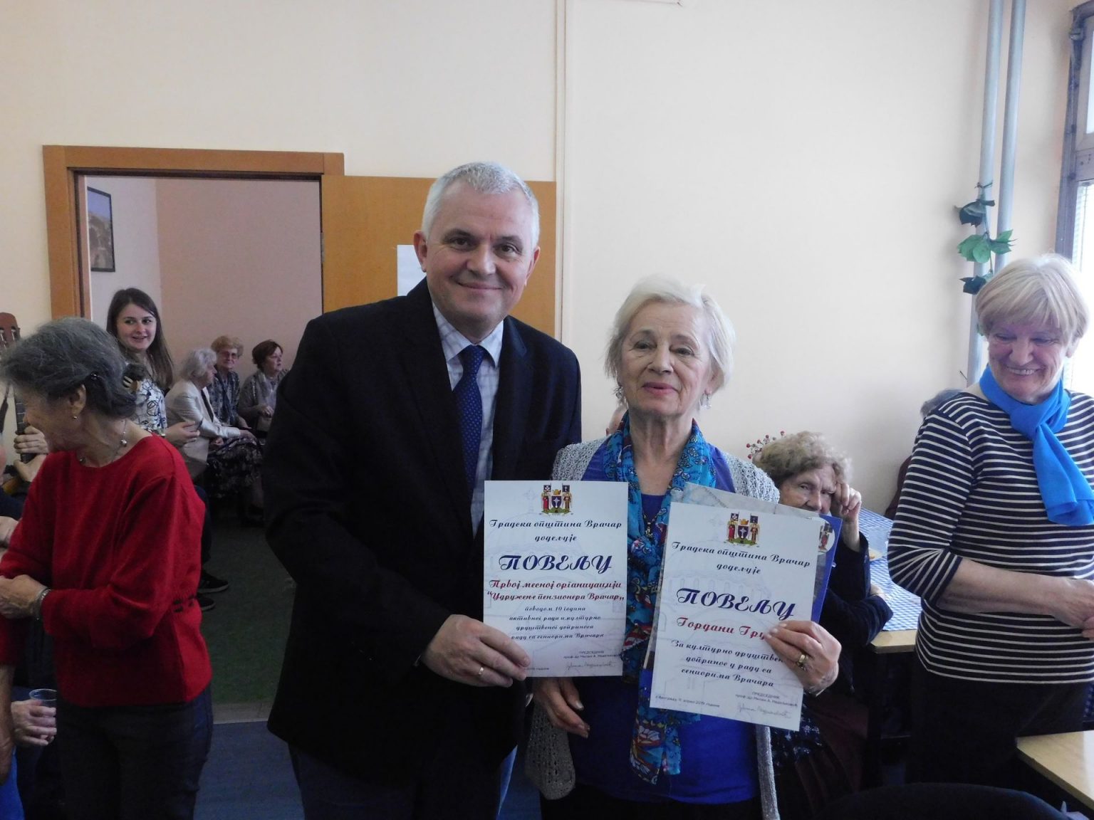 URUČENA POVELJA GRADSKE OPŠTINE VRAČAR PRVOJ MESNOJ ORGANIZACIJI „UDRUŽENJE PENZIONERA VRAČAR“ Udruženje penzionera Vračara