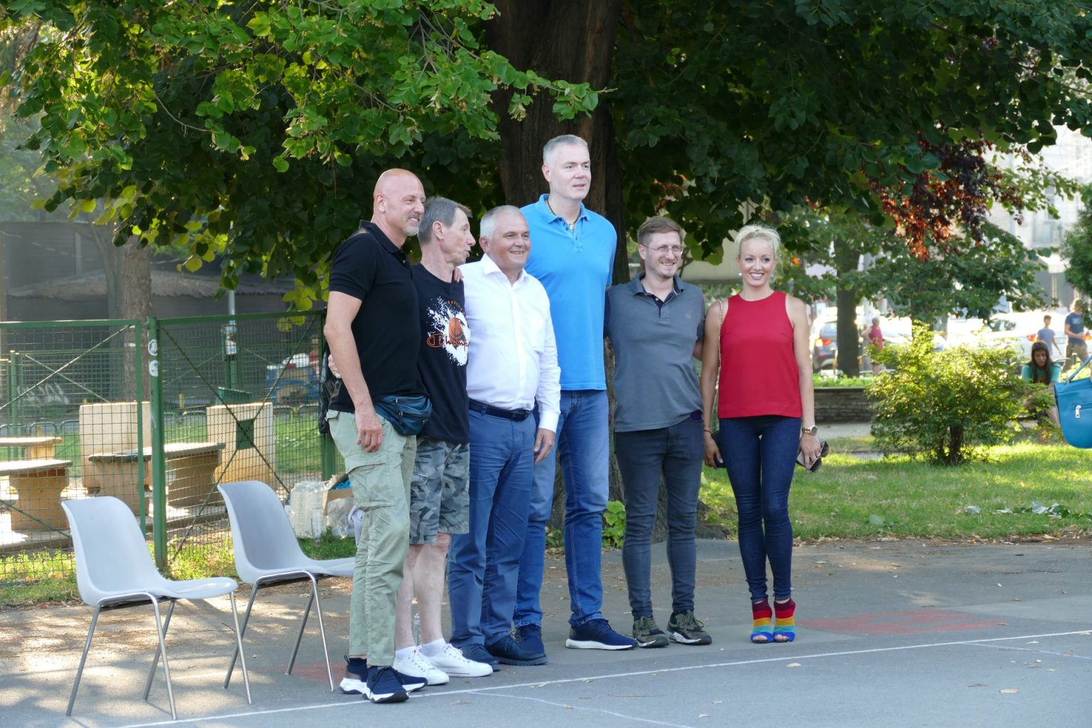 DOKUMENTARNI SERIJAL O ZLATNIM MOMCIMA SNIMLJEN I U ČUBURSKOM PARKU zlatni-momci