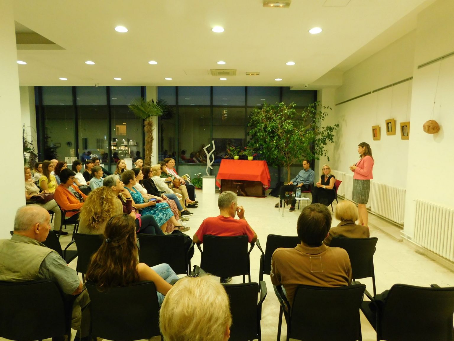 ФИЛОФОФСКИ ПЕРФОРМАНС- КАКО ПРЕВАЗИЋИ УСАМЉЕНОСТ И ЕМОТИВНИ ОДНОСИ Filozofski performans