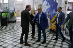 Đaci vas mole usporite pored škole