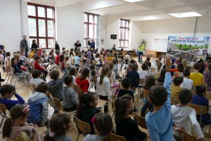 Đaci vas mole usporite pored škole