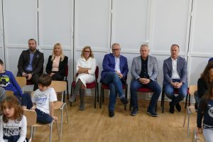 Đaci vas mole usporite pored škole