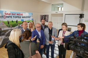 Đaci vas mole usporite pored škole