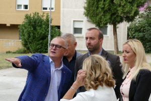 Đaci vas mole usporite pored škole