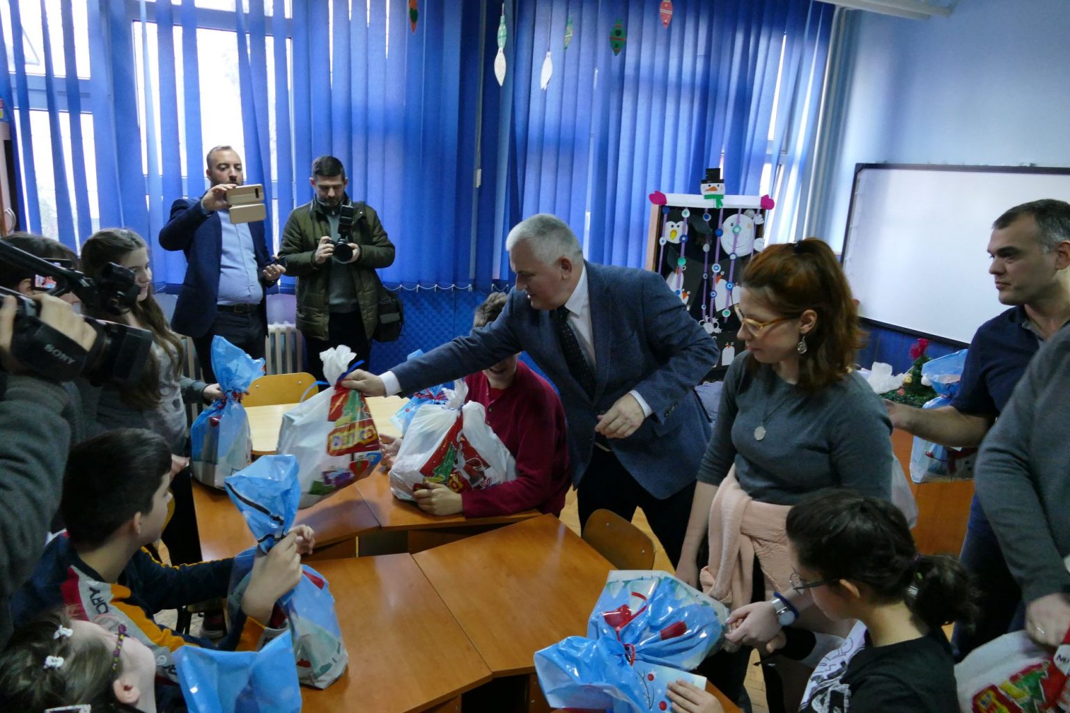 ПОКЛОН ПАКЕТИЋИ ЗА УЧЕНИКЕ ШКОЛЕ „Н.Х. ДУШАН ДУГАЛИЋ“ Poklon paketići za učenike škole „n.h. Dušan Dugalić“