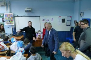 Poklon paketići za učenike škole „n.h. Dušan Dugalić“