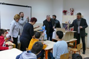 NOVOGODIŠNJI PAKETIĆI DECI IZ DOMA „DRAGUTIN FILIPOVIĆ JUSA“