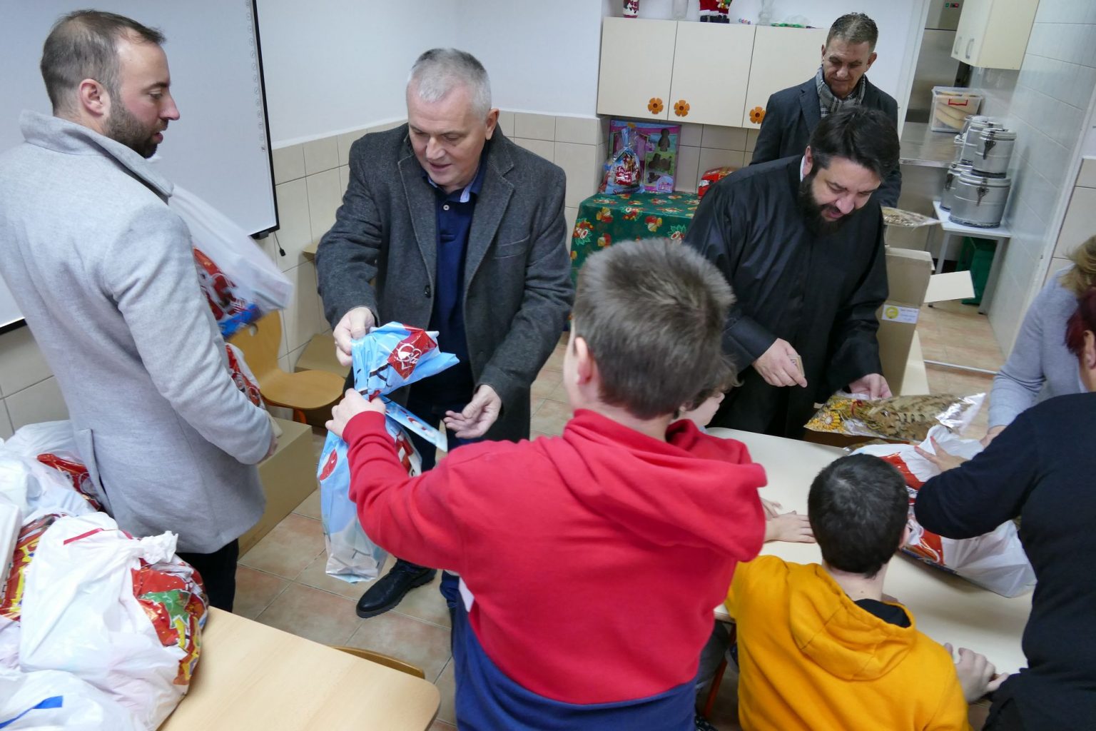 НОВОГОДИШЊИ ПАКЕТИЋИ ДЕЦИ ИЗ ДОМА „ДРАГУТИН ФИЛИПОВИЋ ЈУСА“ NOVOGODIŠNJI PAKETIĆI DECI IZ DOMA „DRAGUTIN FILIPOVIĆ JUSA“