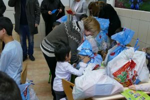 NOVOGODIŠNJI PAKETIĆI DECI IZ DOMA „DRAGUTIN FILIPOVIĆ JUSA“