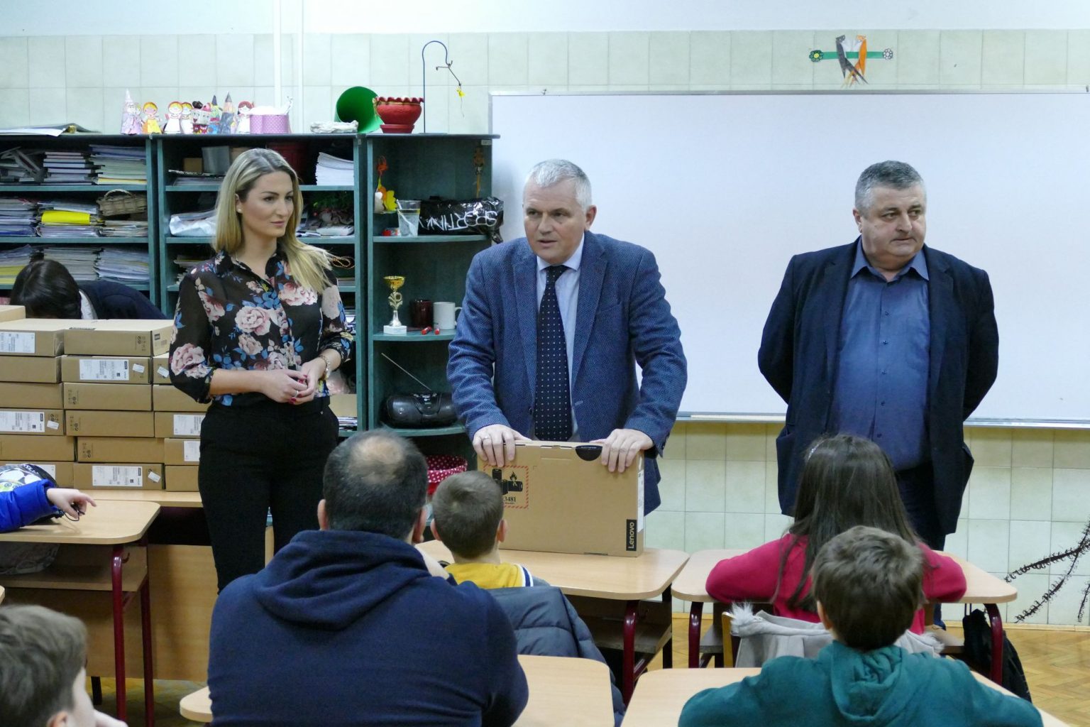 ВРАЧУНАРИ НА ДАР ВРАЧАРСКИМ ТРЕЋАЦИМА VRAČUNARI NA DAR VRAČARSKIM TREĆACIMA