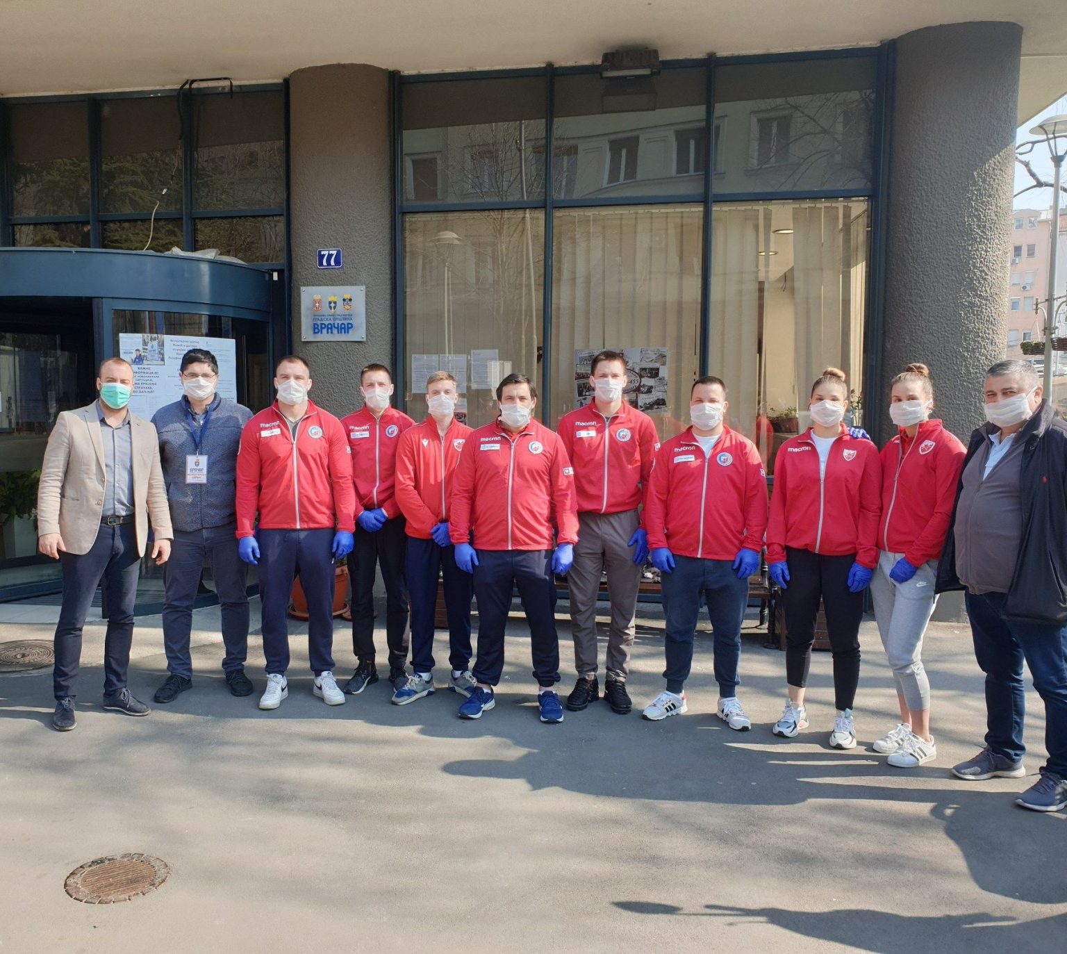 ISTAKNUTI SPORTISTI POSTALI VOLONTERI OPŠTINE VRAČAR Volonteri Opštine Vračar