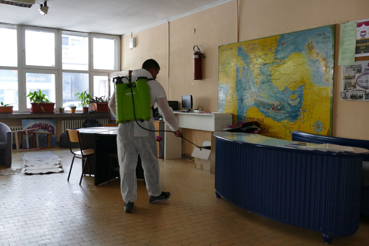 ПОЧЕЛА ДЕЗИНФЕКЦИЈА СВИХ ВРАЧАРСКИХ ШКОЛА Dezinfekcija svih škola na Vračaru