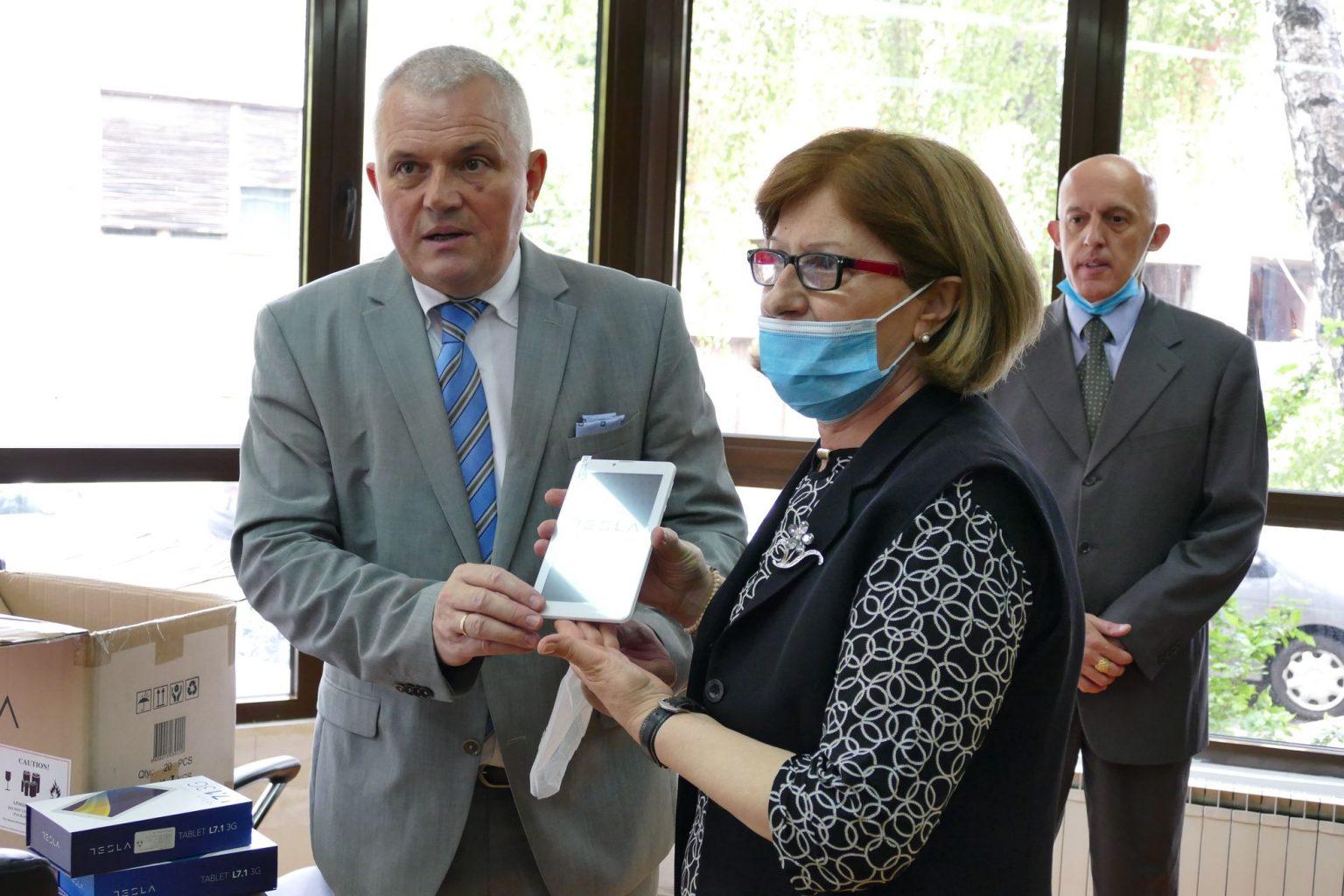 ОПШТИНА ПОКЛОНИЛА ТАБЛЕТ РАЧУНАРЕ ПУ „ВРАЧАР“ Opština Vračar poklonila tablet računare PU "Vračar"