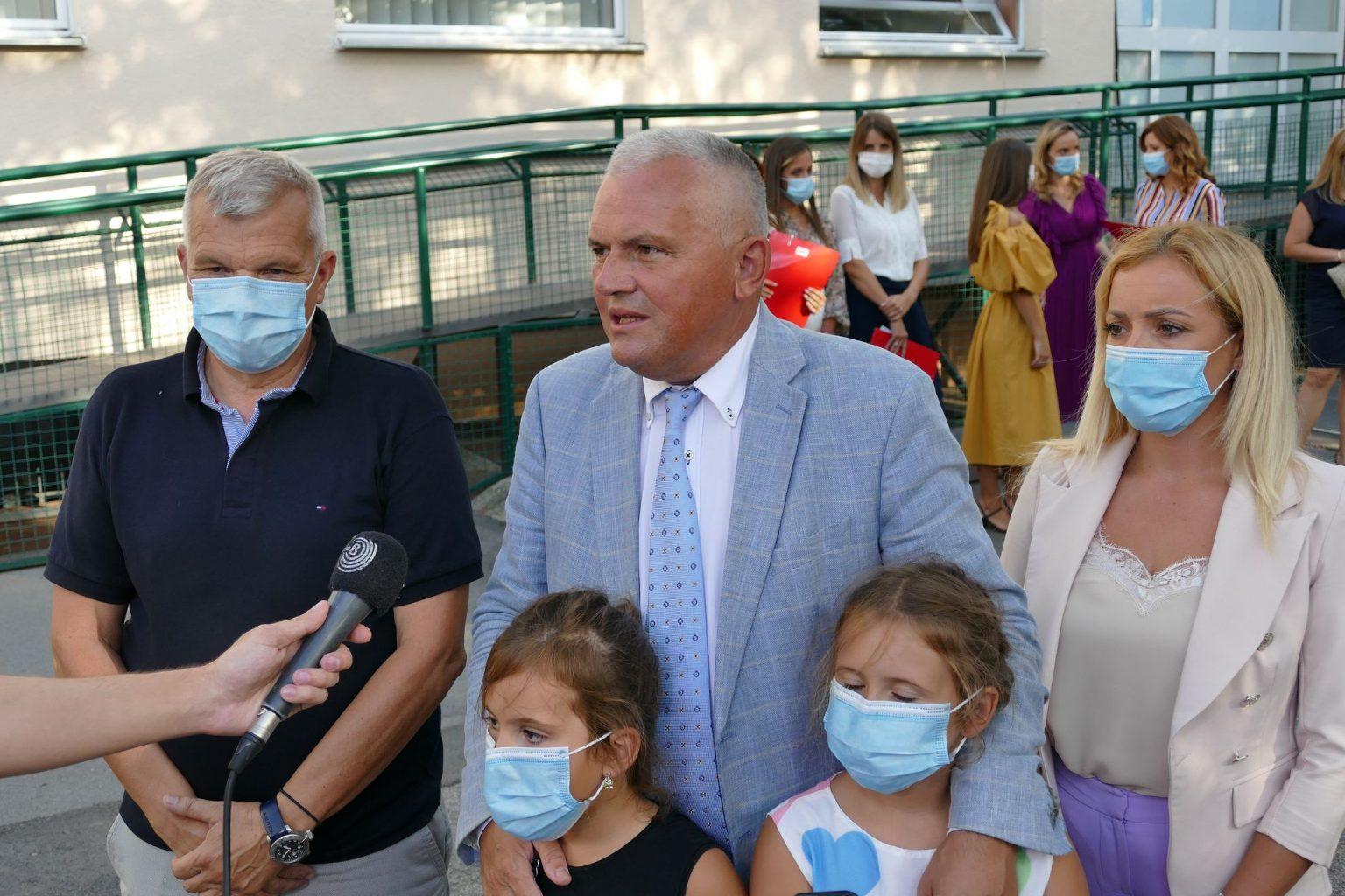 СВЕЧАНИ ПРИЈЕМ ЂАКА ПРВАКА НА ВРАЧАРУ SVEČANI PRIJEM ĐAKA PRVAKA NA VRAČARU