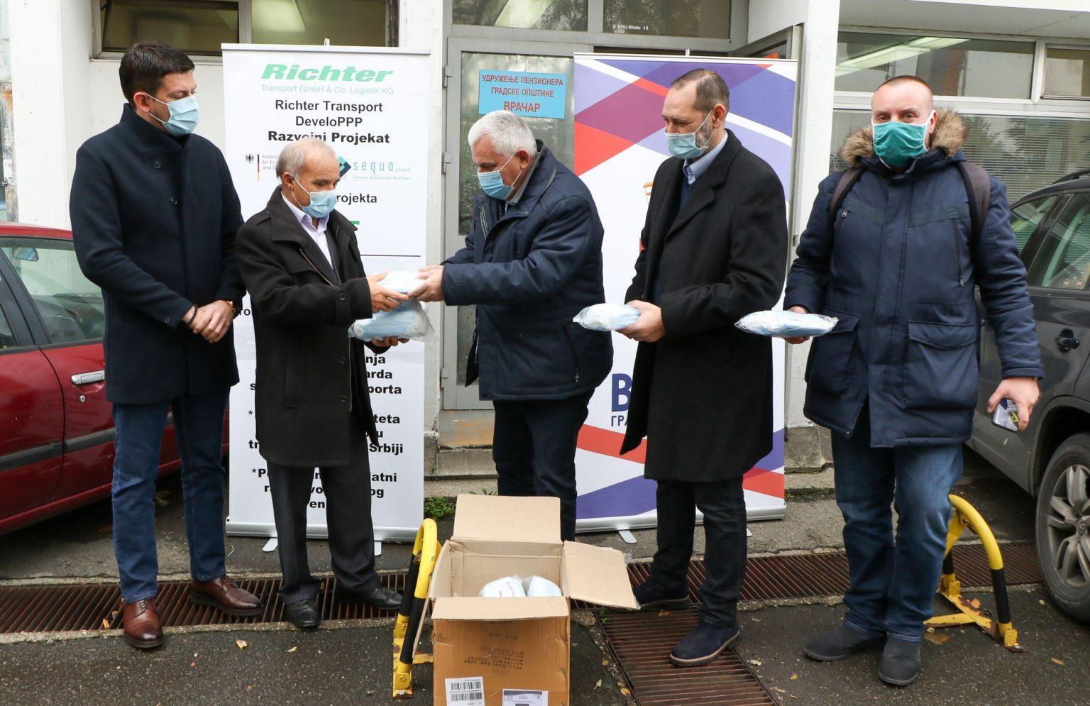 ПРЕДСЕДНИК ОПШТИНЕ УРУЧИО 1500 МАСКИ ЗА НАЈСТАРИЈЕ СУГРАЂАНЕ Donacija maski