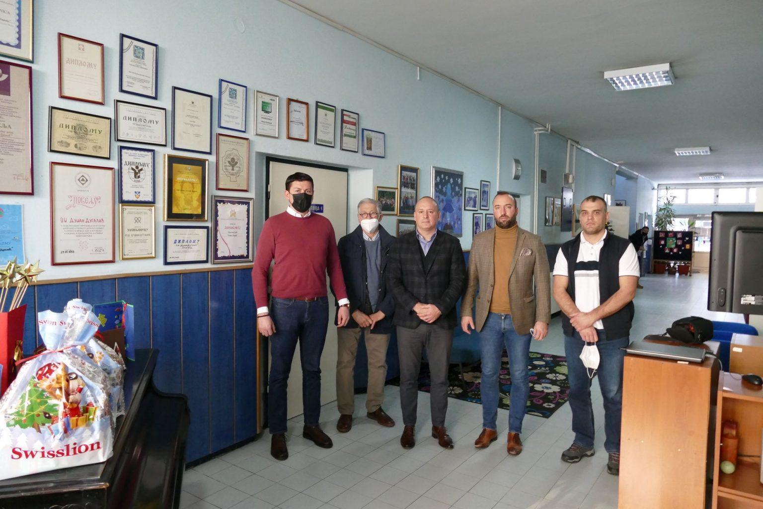 DODELA NOVOGODIŠNJIH PAKETIĆA U OŠ „N.H. DUŠAN DUGALIĆ“ Podela novogodišnjih paketića