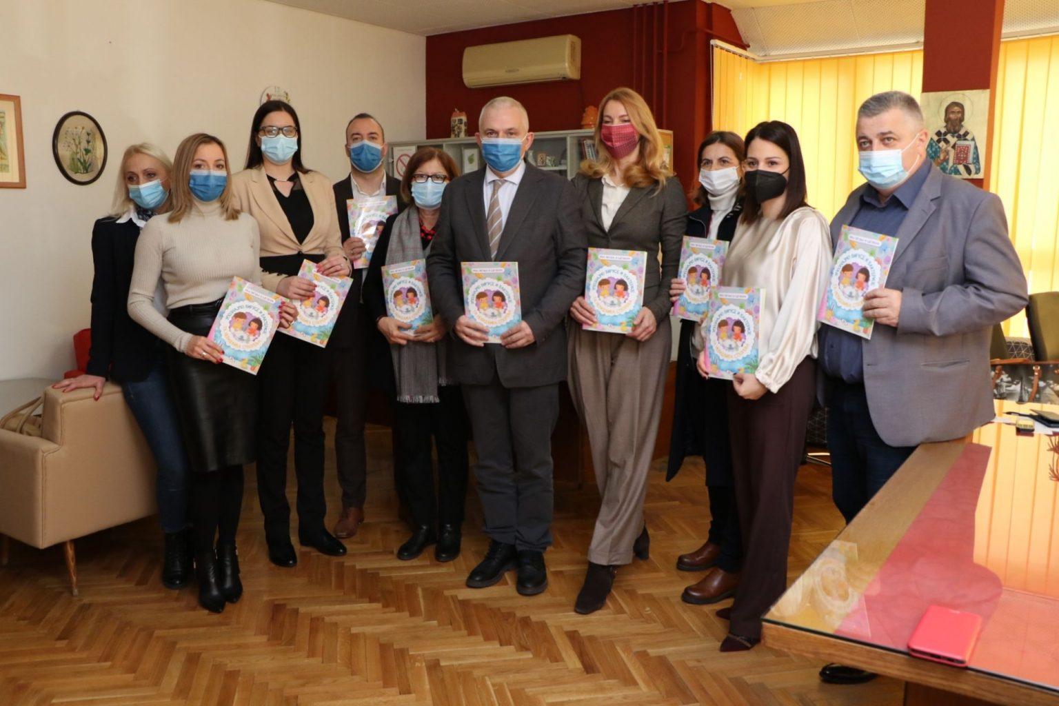 ПОДЕЛА ЕДУКАТИВНИХ СЛИКОВНИЦА НАЈМЛАЂИМ ВРАЧАРЦИМА Poseta PU "Vračar"