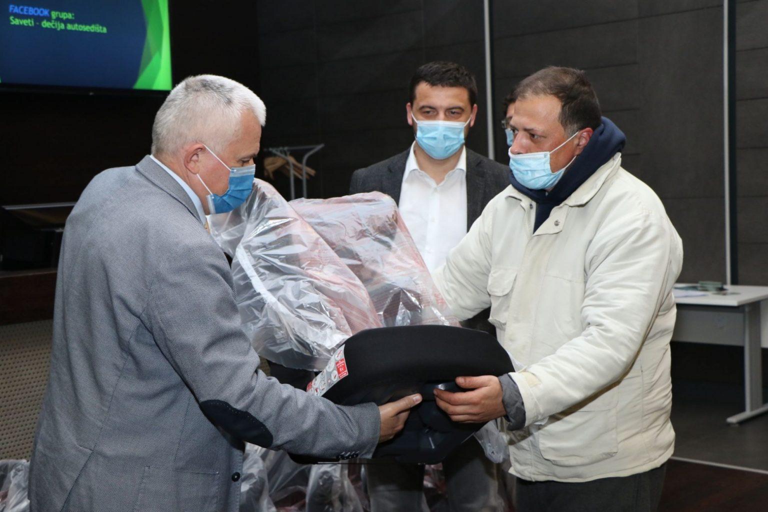 АУТО СЕДИШТА НАЈМЛАЂИМ ВРАЧАРЦИМА Svečanost uručenja bezbednosnih auto sedišta