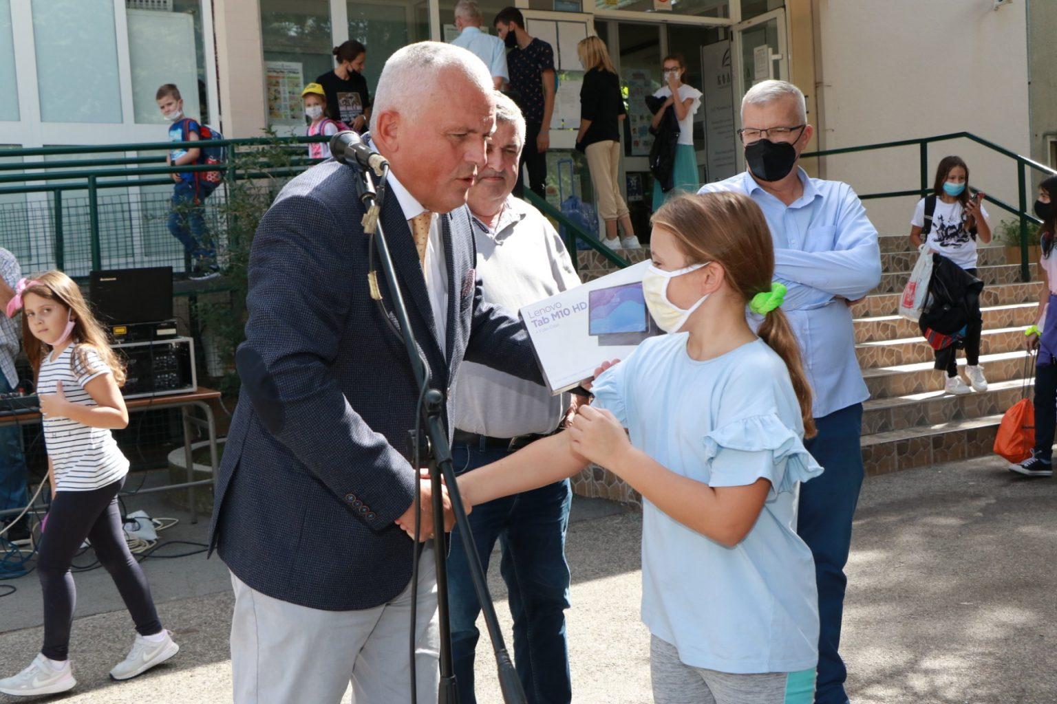 ОСНОВНОЈ ШКОЛИ „НХ СИНИША НИКОЛАЈЕВИЋ“ НА ПОКЛОН 410 ТАБЛЕТА podela tableta