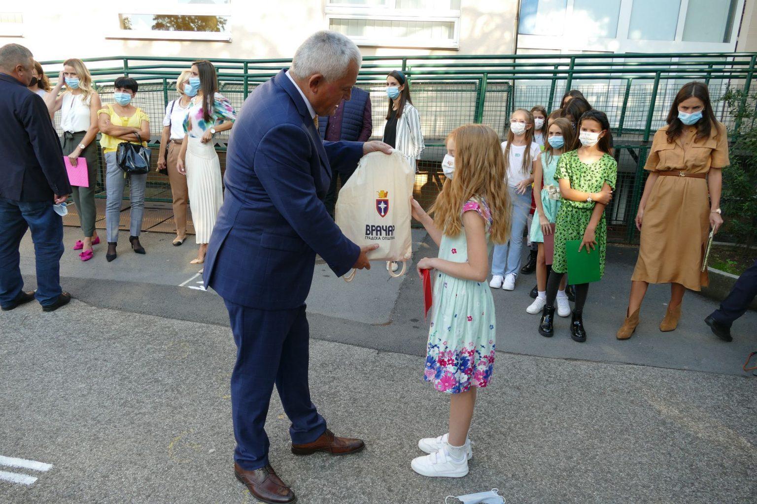 ПРВО ШКОЛСКО ЗВОНО ЗА ВРАЧАРСКЕ ПРВАКЕ Prvo zvono za vracarske prvake