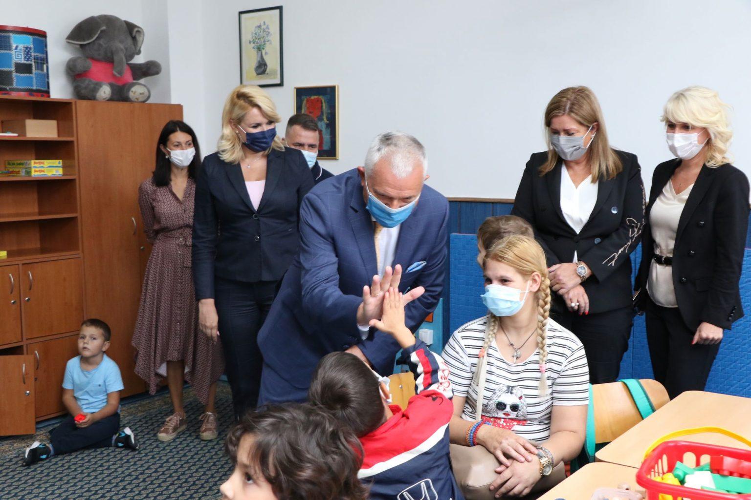 ПОКЛОН ПАКЕТИЋИ ЗА ПРВАКЕ ШКОЛЕ „Н.Х. ДУШАН ДУГАЛИЋ“ POKLON PAKETIĆI ZA PRVAKE ŠKOLE „N.H. DUŠAN DUGALIĆ“