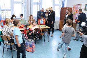 POKLON PAKETIĆI ZA PRVAKE ŠKOLE „N.H. DUŠAN DUGALIĆ“