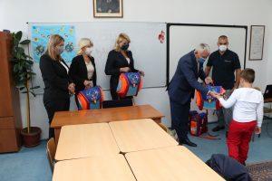 POKLON PAKETIĆI ZA PRVAKE ŠKOLE „N.H. DUŠAN DUGALIĆ“