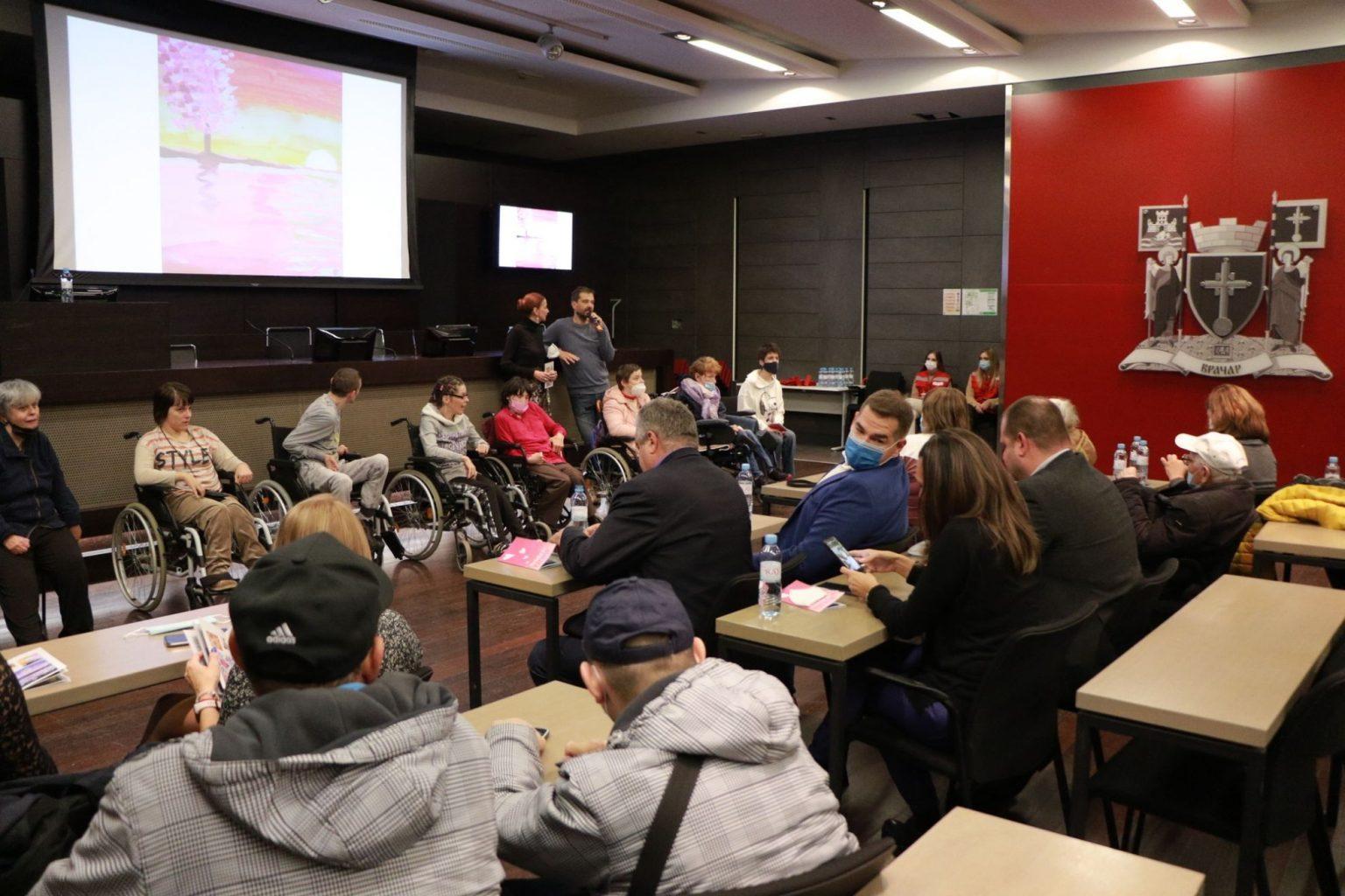 ХУМАНИТАРНА ИЗЛОЖБА СЛИКА ОСОБА СА ИНВАЛИДИТЕТОМ „СВУДА ЈЕ ЉУБАВ“