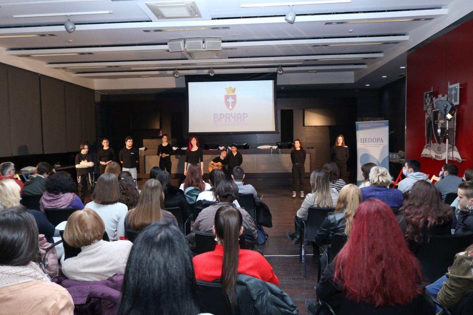 МЛАДИ КОЈИ ВАС НАВОДЕ ДА ПРЕИСПИТАТЕ СВОЈ ОДРАЗ У ОГЛЕДАЛУ