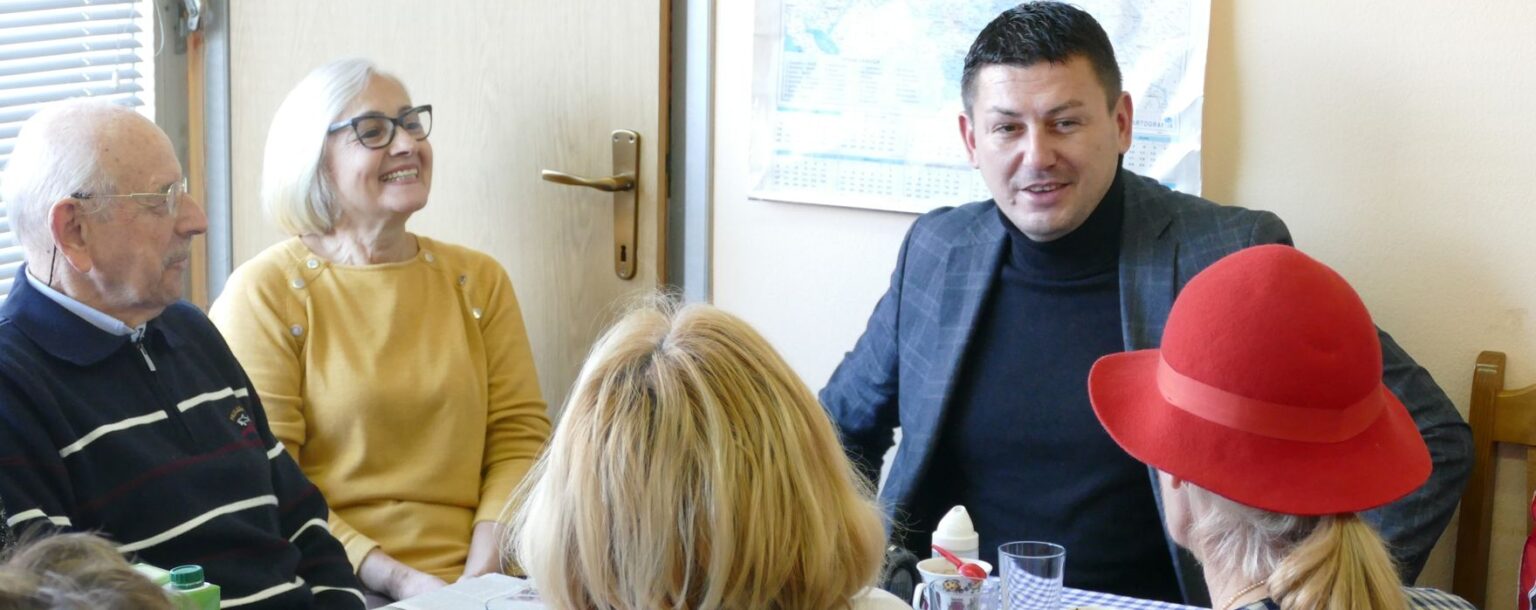 У ПОСЕТИ СЕНИОРИМА