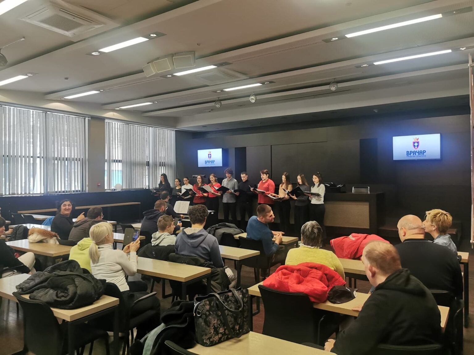 GRADSKA OPŠTINA VRAČAR SA FARMACEUTSKIM FAKULTETOM ORGANIZOVALA KONCERT ZA KORISNIKE DNEVOG BORAVKA ZA DECU I ODRASLE OSOBE SA AUTIZMOM „KORNELIJE“