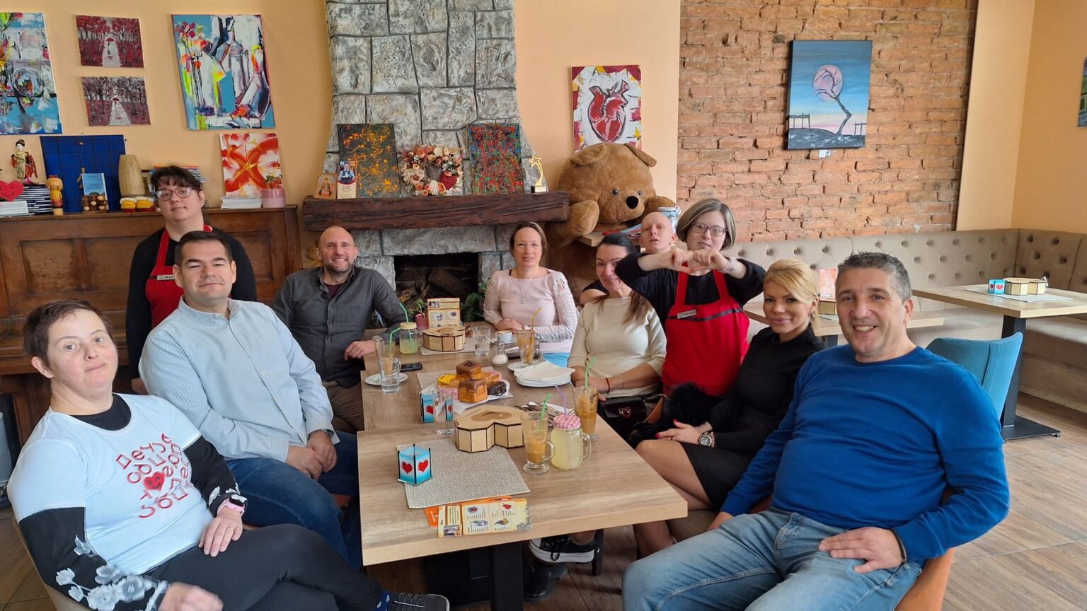 SLATKE POSLASTICE OD  DONATORA  ZA KAFE „ZVUCI SRCA“ NA ČUBURI