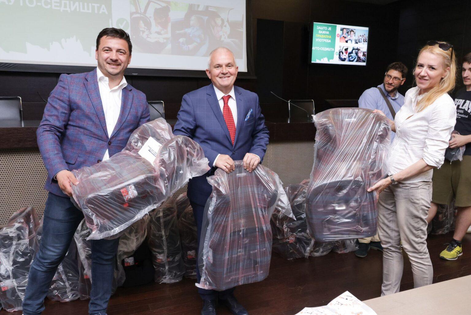 УРУЧЕНА БЕСПЛАТНА АУТО СЕДИШТА ЗА ПРВИ РОЂЕНДАН