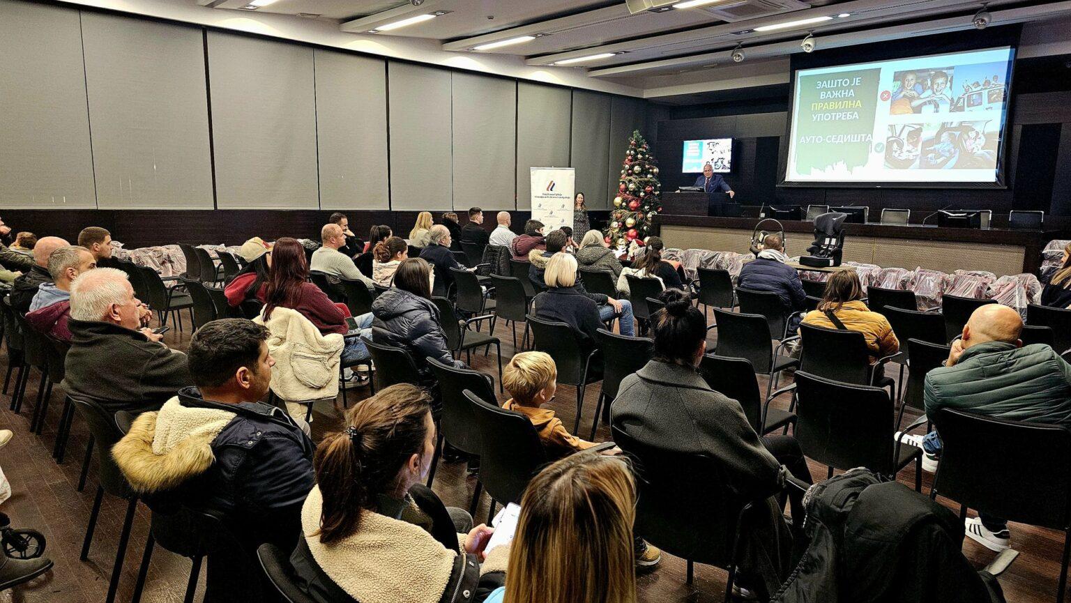 UOČI PRAZNIKA URUČENA AUTO SEDIŠTA VRAČARSKIM MALIŠANIMA