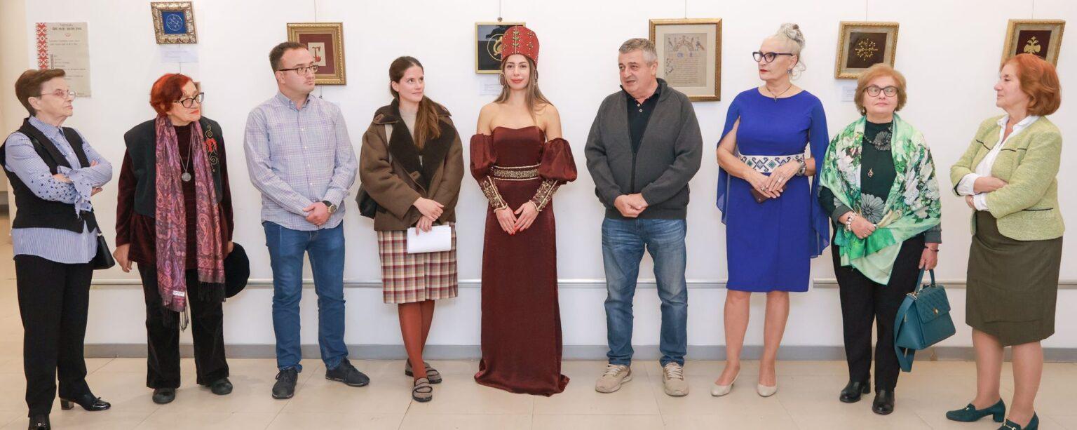 ОТВОРЕНА ИЗЛОЖБА „ЗЛАТО У РУКАМА, ЉУБАВ У СТВАРАЊУ“