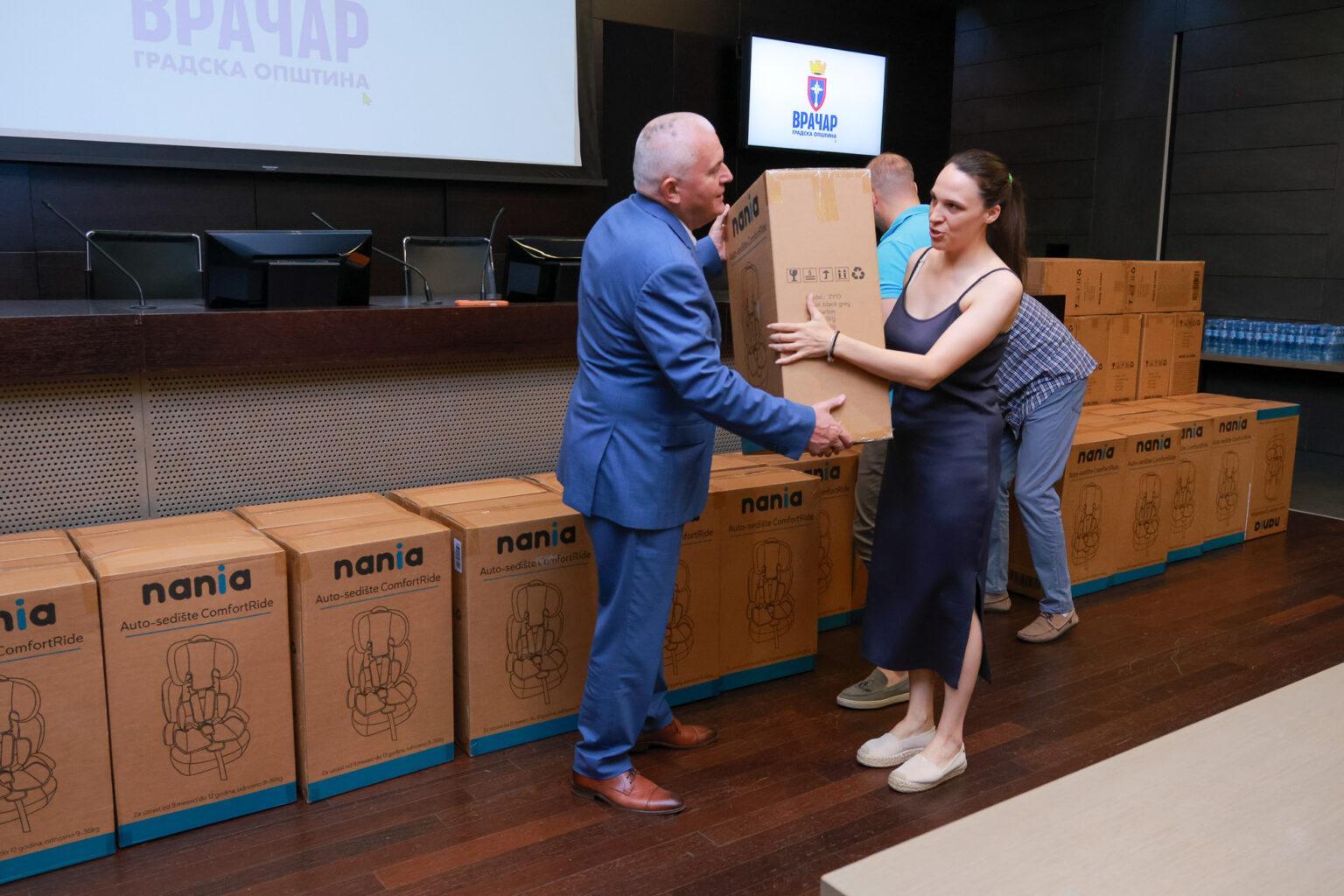 ПОКЛОН АУТО СЕДИШТА ЗА НАЈМЛАЂЕ ВРАЧАРЦЕ