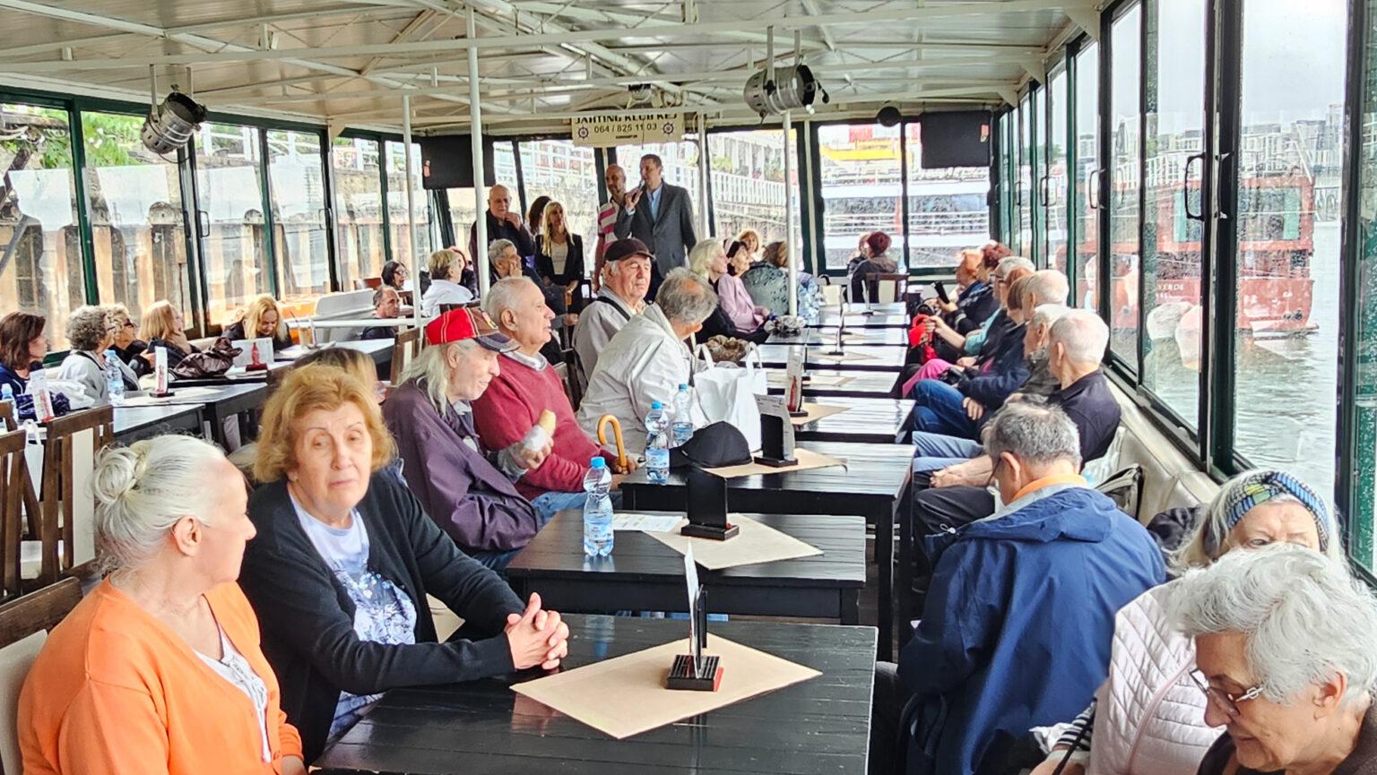 SENIORI UŽIVALI U KRSTARENJU BEOGRADSKIM REKAMA